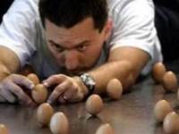 雞蛋可以立起來？吉尼斯世界紀錄中，澳大利亞男子一次性豎起了439個雞蛋